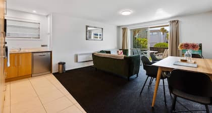 Resort-Style Wanaka Retreat | Pool, Hot Tub, Gym & Garage | Close to Town & Lake