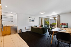 TV, ping pong - Cosy Alpine Retreat Wanaka (Wanaka)