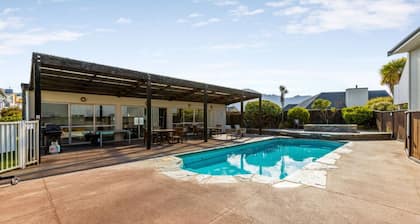 Resort-Style Wanaka Retreat | Pool, Hot Tub, Gym & Garage | Close to Town & Lake
