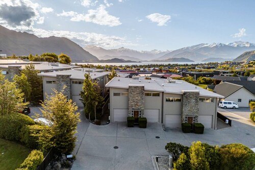 Resort-Style Wanaka Retreat | Pool, Hot Tub, Gym & Garage | Close to Town & Lake