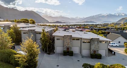 Resort-Style Wanaka Retreat | Pool, Hot Tub, Gym & Garage | Close to Town & Lake