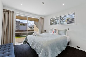 2 室のベッドルーム、デスク、アイロン / アイロン台、旅行用ベビーベッド