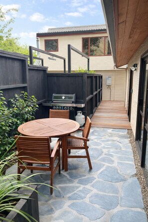 Outdoor dining - Wanaka Deluxe Studio (Wānaka)