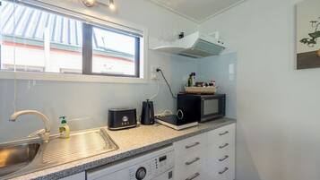 Een koelkast, een microgolfoven, een oven, een vaatwasser