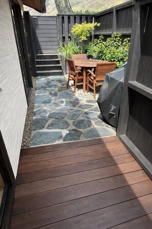 Outdoor dining - Wanaka Deluxe Studio (Wānaka)