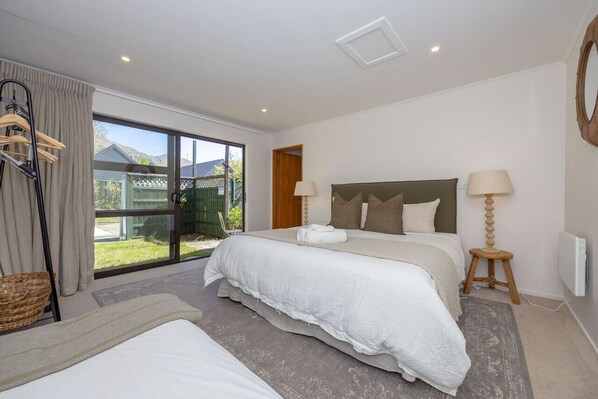 1 dormitori, planxa i posts de planxar, un bressol de viatge i wifi 