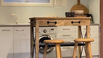 Jääkaappi, mikroaaltouuni, uuni, astianpesukone