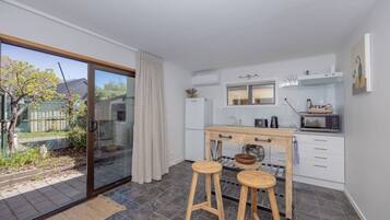 Een koelkast, een microgolfoven, een oven, een vaatwasser