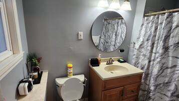 Hiustenkuivaaja, pyyhkeet, saippua, sampoo