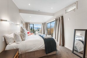 3 habitaciones, escritorio y tabla de planchar con plancha