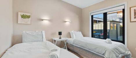 3 Schlafzimmer, Schreibtisch, Bügeleisen/Bügelbrett, Reisekinderbett