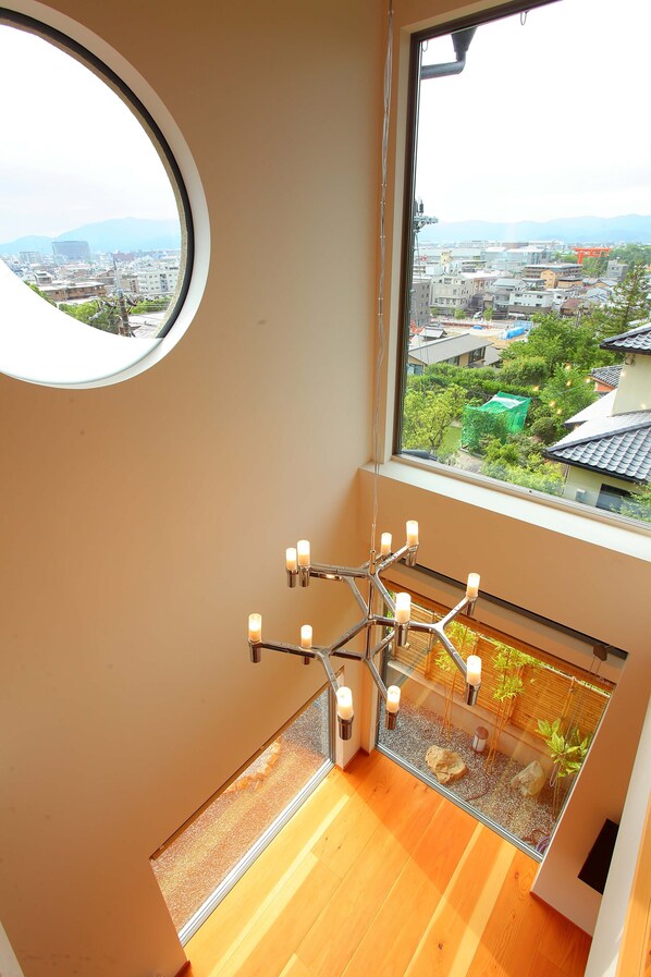 A room with a large window, a wooden floor, and a modern light fixture. - Sanjoubou Sansou villa (Kyoto)