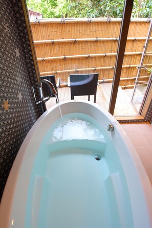 Villa traditionnelle | Salle de bain | Ensemble baignoire-douche, articles de toilette (gratuits)