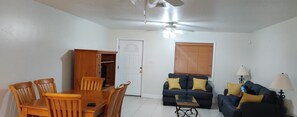 Living area - 1bed condo  place available dec 15 to Jan 4th . Close to city center 7 min walk  (George Town)