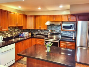 冷蔵庫、電子レンジ、オーブン、コンロ