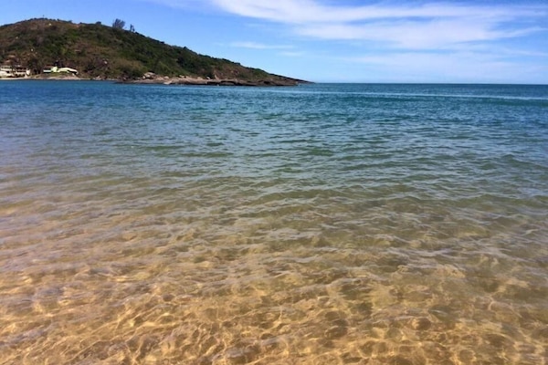 Suíte família | Praia | Perto da praia, espreguiçadeiras, guarda-sóis, toalhas de praia