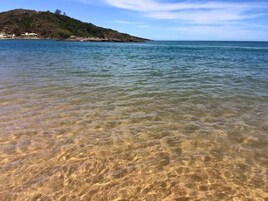 Suite familiar | Playa | Ubicación cercana a la playa, tumbonas, sombrillas y toallas de playa