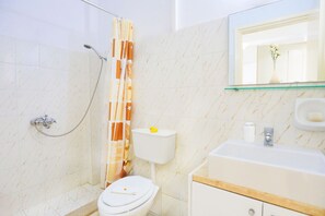 Shower, hair dryer, towels - Renovated 2-Bed Gem in Kassiopi's Vibrant Tourist Village, WiFi, Terrace (Kassiopi)
