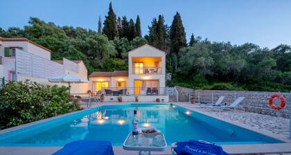 Stylish Hideaway, 2-mins from Marmari Beach!