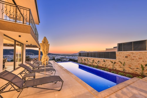 Villa Maranga: Concervative 3-Bed Villa, near Kalkan - Pool, Jacuzzi, Modern, 6 Guests