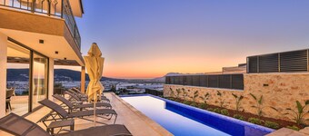 Villa Maranga: Concervative 3-Bed Villa, near Kalkan - Pool, Jacuzzi, Modern, 6 Guests