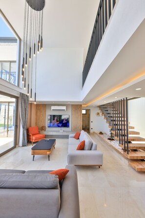 Televisión, mesa de ping pong, estéreo