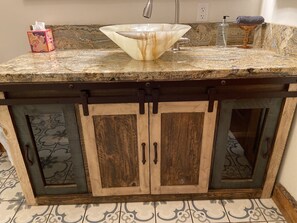 Douche, sèche-cheveux, serviettes fournies, savon