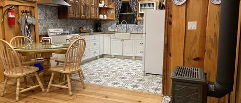 Frigorífico, microondas, horno y placa de cocina