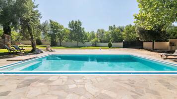 Piscine extérieure (ouverte en saison)