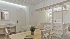 1 室のベッドルーム、防音設備、WiFi (無料)、客室ごとに異なる装飾