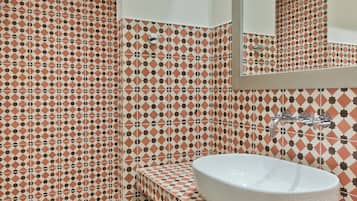 Ducha, artículos de higiene personal gratuitos y secador de pelo