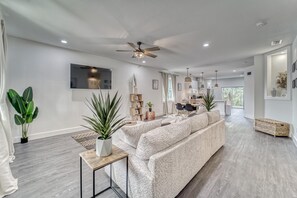 Smart TV - Zen Bungalow getaway minutes away from downtown Tampa & Ybor City (Tampa)