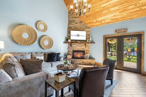 Televisión y chimenea