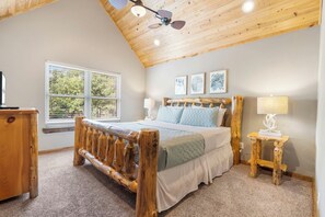 5 bedrooms, iron/ironing board, WiFi, bed sheets - Walk to Outdoor Pool, Playground & Volleyball, Enjoy Free Tickets & Lake Access Nearby (Branson)