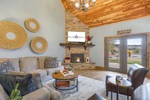 TV, fireplace - Walk to Outdoor Pool, Playground & Volleyball, Enjoy Free Tickets & Lake Access Nearby (Branson)