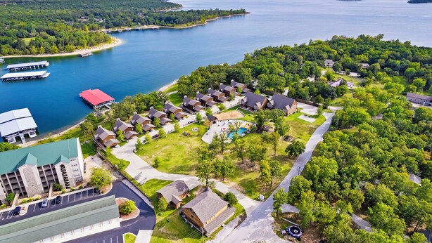 Vista aérea de una zona residencial con casas, piscina y muelle.