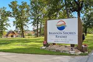 A sign for Branson Shores Resort on Table Rock Lake with a logo, name, and website.