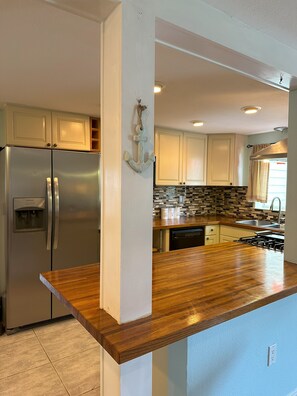 Kylskåp, mikrovågsugn, ugn och spishäll