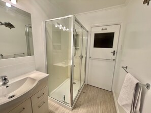 Shower, hair dryer, towels, soap - Sun-kissed, seaside sanctuary in Britannia Heights: relax with great views (Nelson)