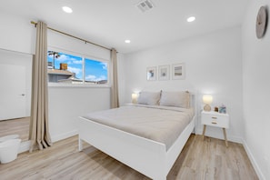 3 habitaciones, escritorio y tabla de planchar con plancha