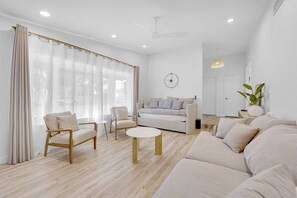 تلفزيون ذكي، مدفأة، كُتُب