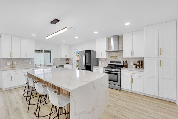 ثلاجة، ميكروويف، فرن، موقد طهي مسطح