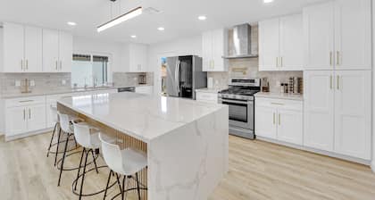 Renovated Modern Home with Pool. Minutes from the Las Vegas Strip