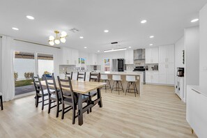 Dining - Renovated Modern Home with Pool. Minutes from the Las Vegas Strip (Las Vegas)