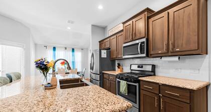 Relaxing Retreat with HOT TUB . Poolside Fun in a Cozy Home .Holiday Decor