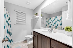 Eco-friendly toiletries, hair dryer, towels, soap - Relaxing Retreat with HOT TUB & Pool.  Fun in a Cozy Home . (GRAND PRAIRIE)