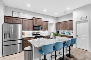 冷蔵庫、電子レンジ、オーブン、コンロ