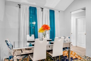 Dining - Relaxing Retreat with HOT TUB & Pool.  Fun in a Cozy Home . (GRAND PRAIRIE)