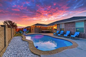 Outdoor pool - Relaxing Retreat with HOT TUB & Pool.  Fun in a Cozy Home . (GRAND PRAIRIE)