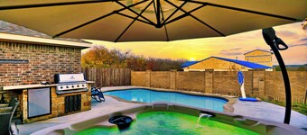 Relaxing Retreat with HOT TUB & Pool.  Fun in a Cozy Home .